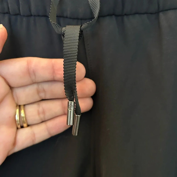 ! Lululemon On The Right Tract Pant, Size 4, Very Good Condition - Picture 9 of 12